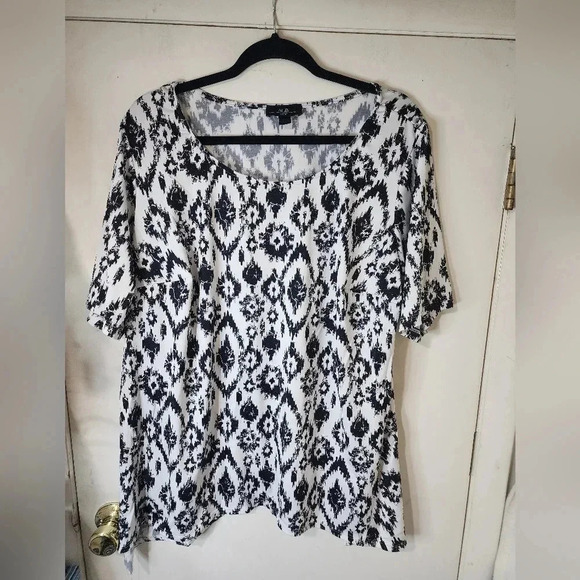 AGB WOMAN PLUS SIZE 2X BLACK AND WHITE LONGER SIDES SHORT SLEEVE TOP - Picture 1 of 7